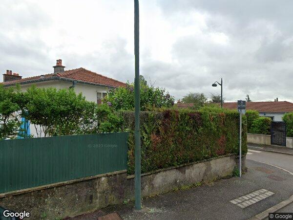 UNE MAISON À USAGE D'HABITATION