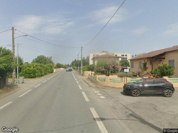 UNE MAISON D'HABITATION AVEC PISCINE COUVERTE