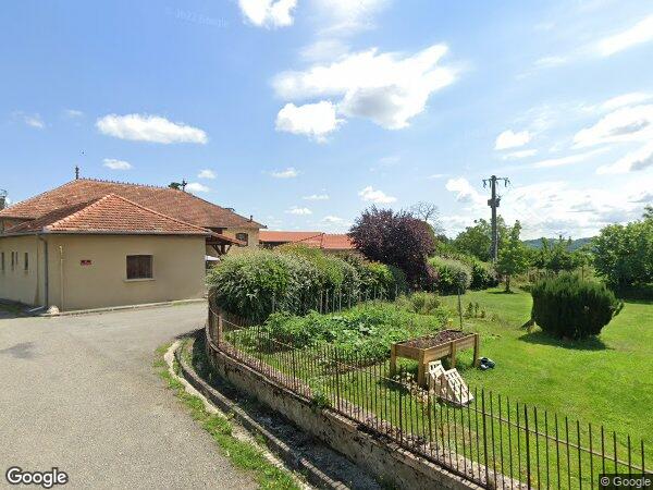 UNE MAISON D'HABITATION AVEC GARAGE