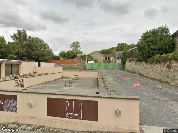 UN ENSEMBLE IMMOBILIER DE TROIS BÂTIMENTS