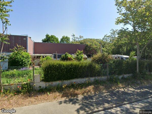 UN IMMEUBLE À USAGE INDUSTRIEL AVEC UNE PARTIE HABITATION