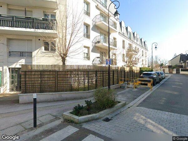 UN APPARTEMENT, UNE CAVE ET DEUX EMPLACEMENTS DE STATIONNEMENT