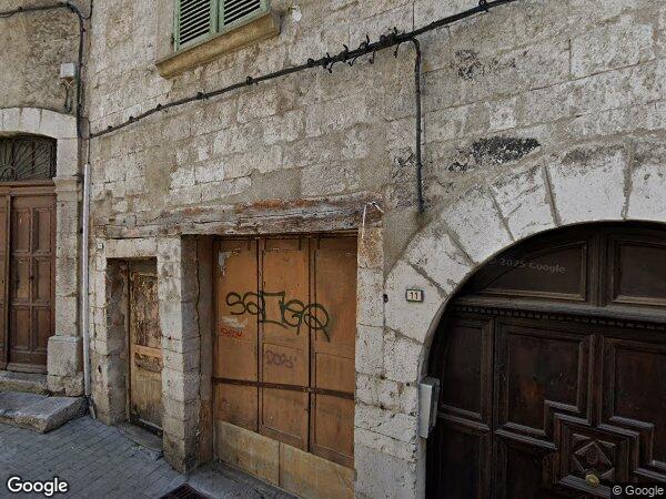 UN VASTE IMMEUBLE D'HABITATION