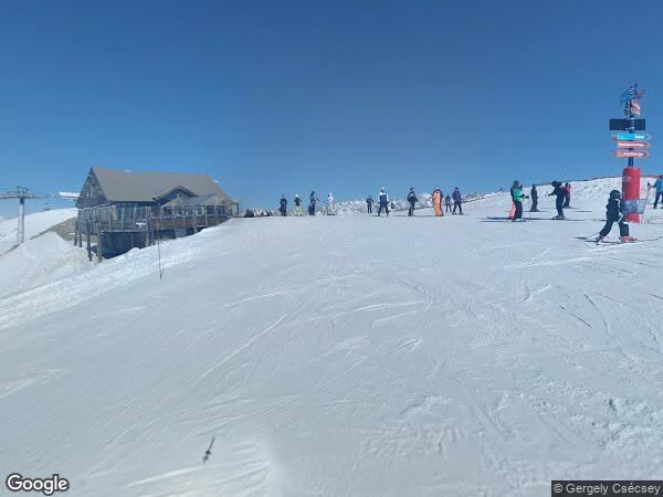 UN STUDIO ET UNE CAVE-CASIER A SKIS