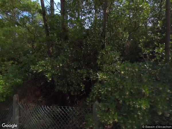UNE MAISON D'HABITATION AVEC TERRAIN EN BORDURE DU BASSIN