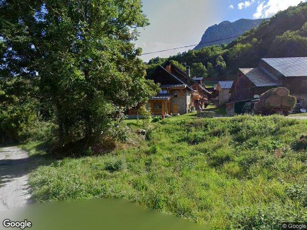 UNE MAISON D'HABITATION AVEC TERRAIN ATTENANT 