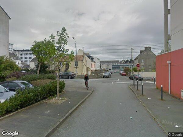 UN APPARTEMENT ET UN EMPLACEMENT DE STATIONNEMENT