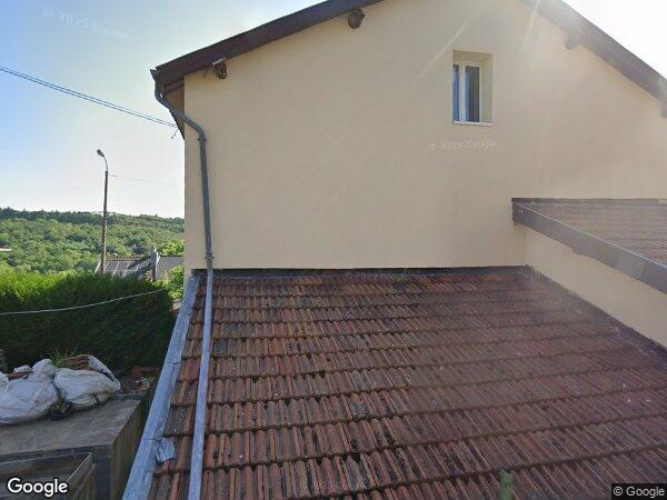 UNE MAISON MITOYENNE À USAGE D'HABITATION