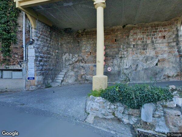 UN APPARTEMENT, DEUX CAVES ET DEUX GARAGES