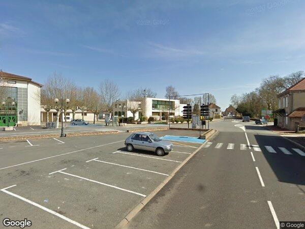 UN ENSEMBLE IMMOBILIER À USAGE DE LOCAL COMMERCIAL ET D'HABITATION