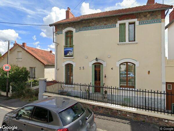 UN IMMEUBLE D'HABITATION