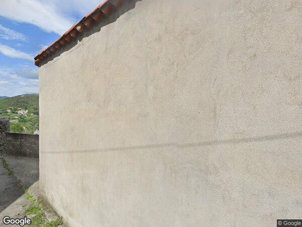 UN BÂTIMENT À USAGE D'HABITATION