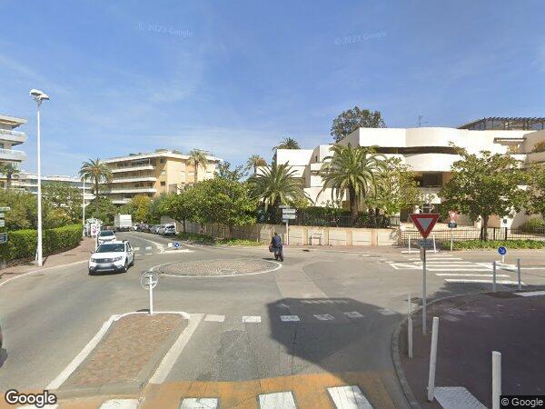 DEUX APPARTEMENTS, DEUX EMPLACEMENTS DE PARKING ET DEUX CAVES