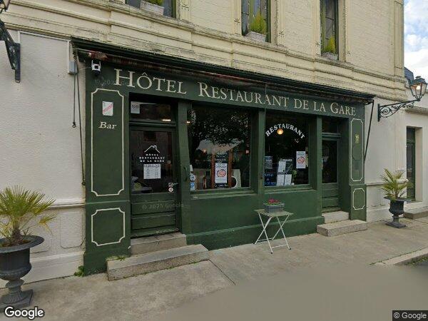 UN BÂTIMENT À USAGE D'HABITATION ET DE COMMERCE