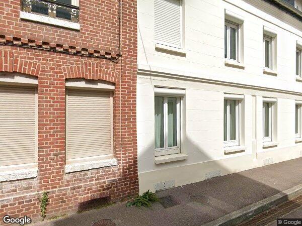 UNE MAISON ANCIENNE À USAGE D'HABITATION