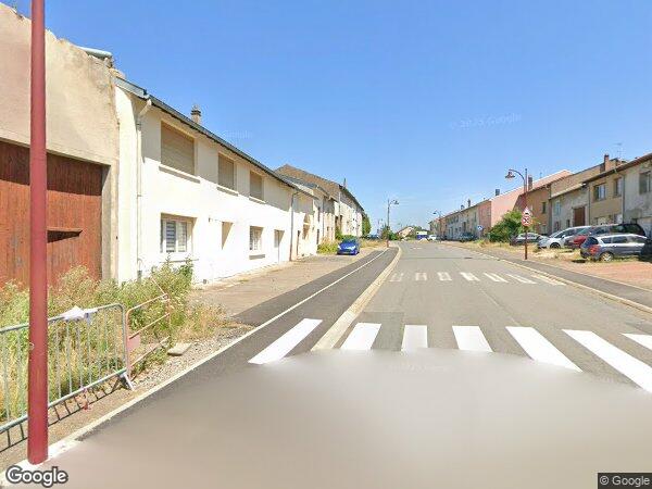 UN AMONCELLEMENT DE GRAVAS DE PIERRES, DE POUTRES ET AUTRES ARMATURES