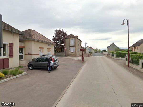 UNE MAISON D'HABITATION AVEC DÉPENDANCES