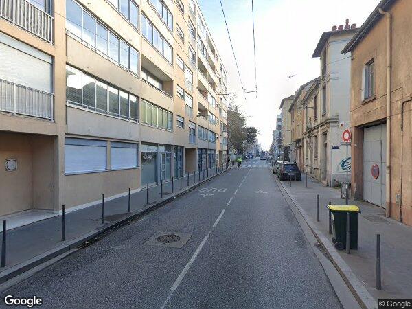 UN LOCAL À USAGE COMMERCIAL OU PROFESSIONNEL ET UN GARAGE