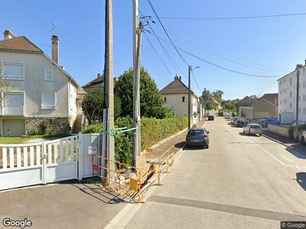 UN ENSEMBLE IMMOBILIER À USAGE PROFESSIONNEL