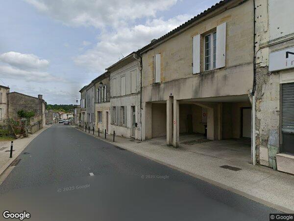 UN IMMEUBLE À USAGE D'HABITATION