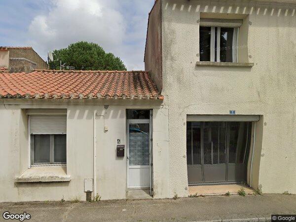 UNE MAISON D'HABITATION AVEC UN GARAGE ET UN ÉTANG