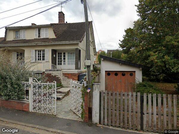 UN PAVILLON À USAGE D'HABITATION