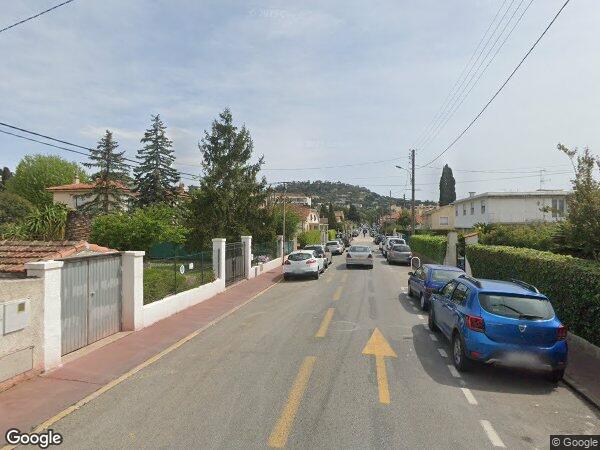 UN EMPLACEMENT DE PARKING NON COUVERTS