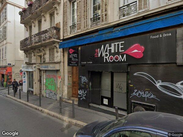 UN LOCAL COMMERCIAL ET UN WATER-CLOSET 