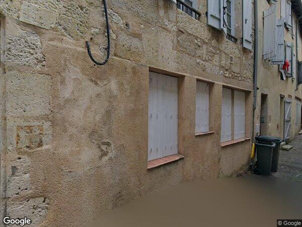 UN IMMEUBLE À USAGE D'HABITATION