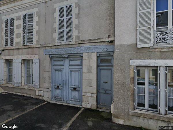 UN APPARTEMENT ET UN EMPLACEMENT DE STATIONNEMENT EXTÉRIEUR