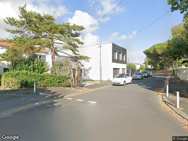 UNE MAISON D'HABITATION CONTEMPORAINE