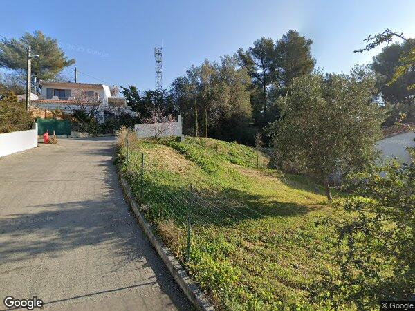 UN ABRI VOITURE ET BATEAU