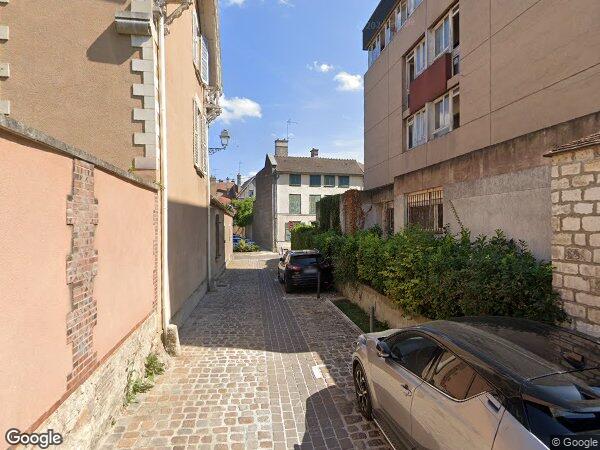 UNE MAISON D'HABITATION MITOYENNE DE STYLE ANGLO-NORMAND