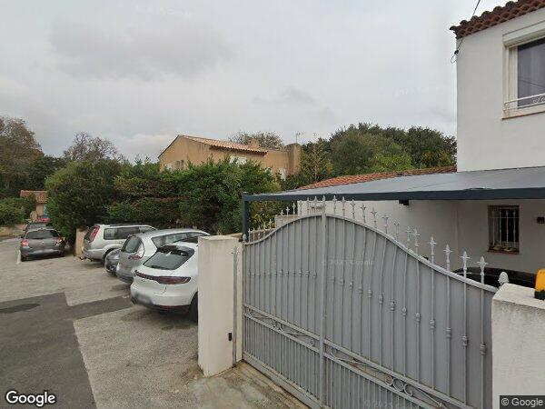 UNE MAISON A USAGE D’HABITATION  AVEC PISCINE MACONNEE