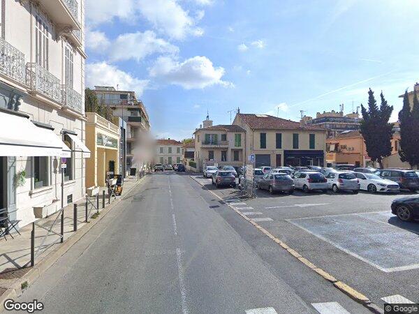 UN APPARTEMENT DE DEUX PIECES AVEC PARKING ET CAVE