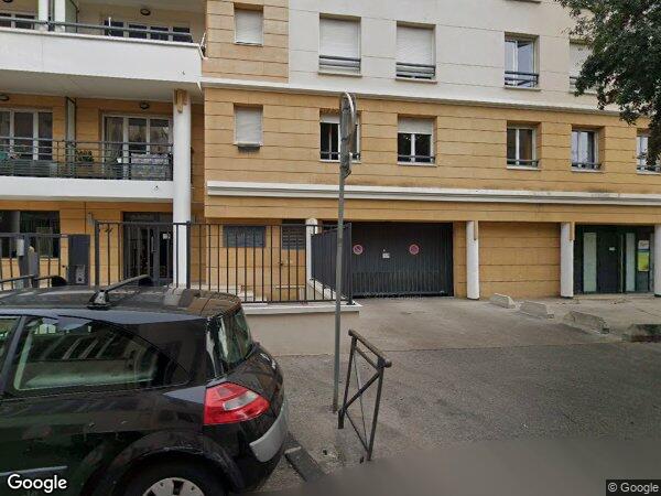 UN APPARTEMENT ET DES CONSTRUCTIONS