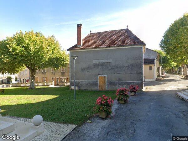 UN LOCAL COMMERCIAL MITOYEN À USAGE D'HÔTEL-RESTAURANT