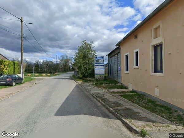UNE MAISON À USAGE D'HABITATION MITOYENNE