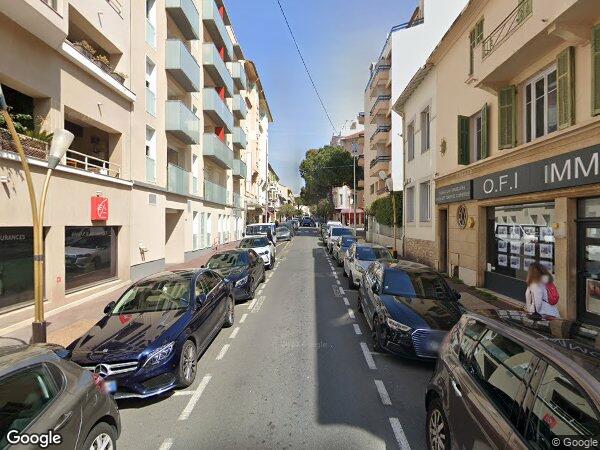 UN APPARTEMENT DE DEUX PIECES AVEC UN PARKING 