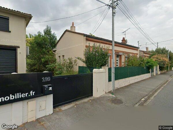 UNE MAISON D'HABITATION AVEC GARAGE