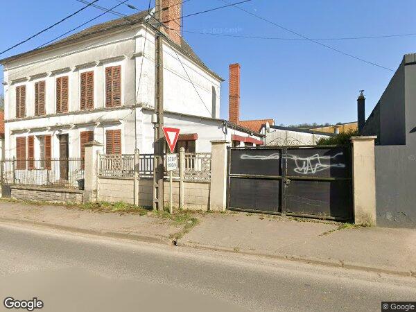 UN IMMEUBLE À USAGE D'HABITATION