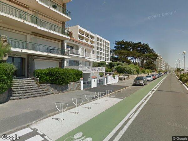 UN APPARTEMENT AVEC UNE CAVE ET UN GARAGE