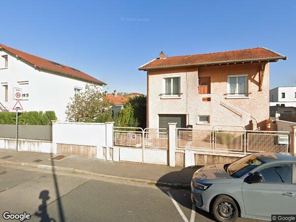 UNE PROPRIÉTÉ BÂTIE ET NON BÂTIE COMPORTANT 16 BOX À USAGE DE GARAGE