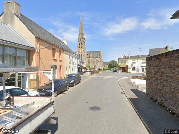 UNE MAISON D'HABITATION ET UNE PARCELLE DE TERRAIN