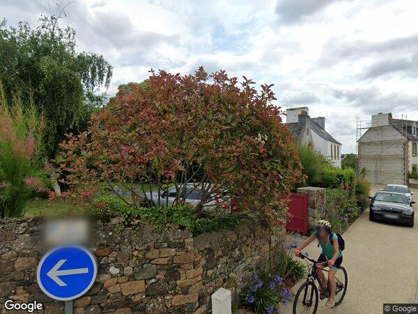 PLUSIEURS BÂTIMENTS À USAGE PROFESSIONNEL ET DES PARCELLES DE TERRE