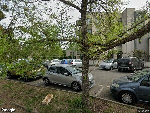 UNE MAISON MITOYENNE À USAGE D'HABITATION