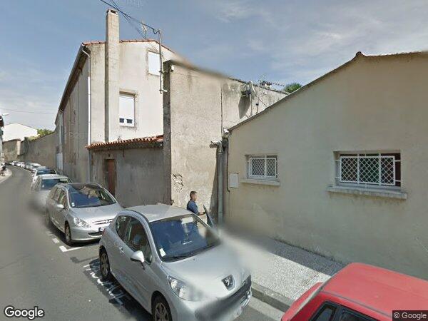 UN IMMEUBLE À USAGE D'HABITATION