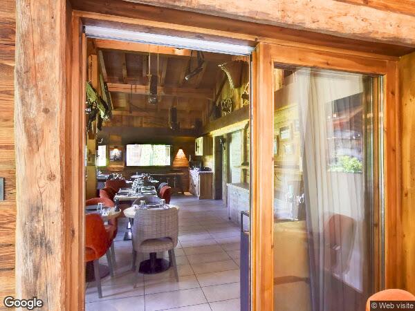 UN ENSEMBLE HÔTELIER