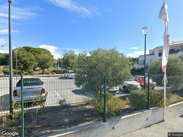 UN LOCAL COMMERCIAL AVEC PLUSIEURS EMPLACEMENTS DE PARKING EXTÉRIEUR