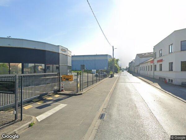 UN BATIMENT A USAGE D'ENTREPÔT